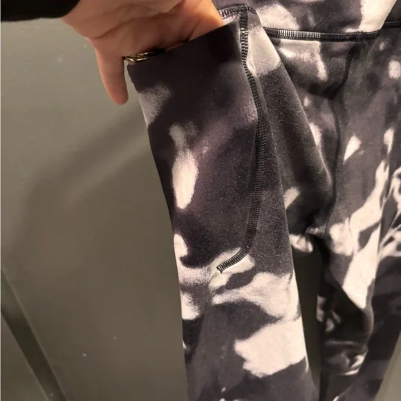 Under Armour High Rise Tie Dye Leggings Black White Ink Wash Size Large - Picture 10 of 15